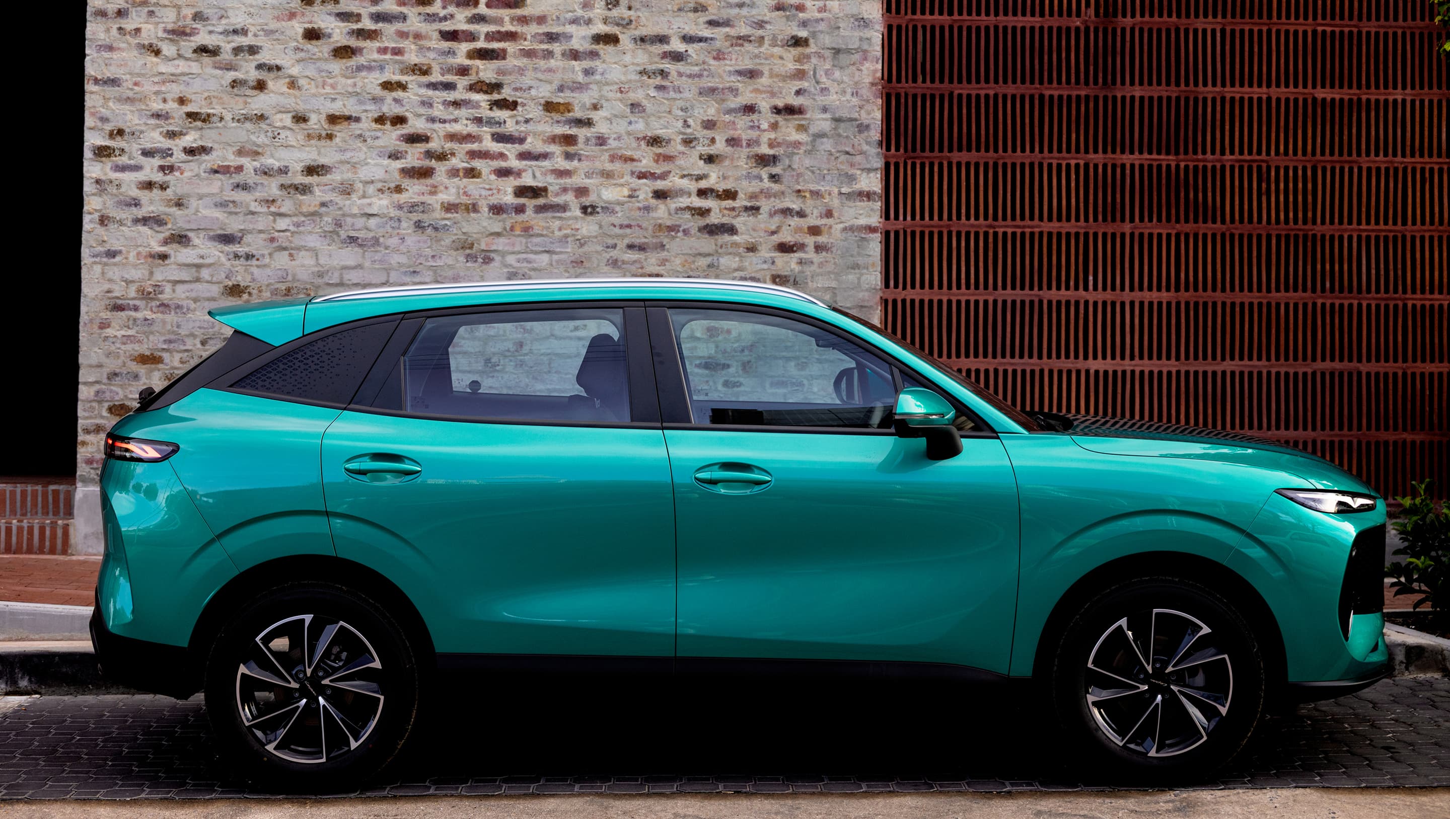 Lepas L4 Side View
